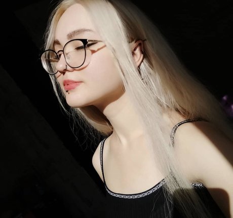 demonisia pornstar top pic