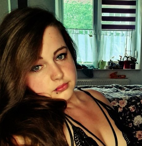 crazy curvy melii art actress photos