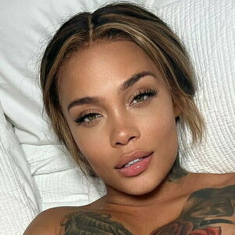 saragoldglitter top pornstar image