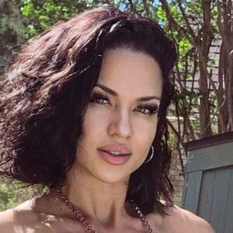 Roxyqueflexx model free image