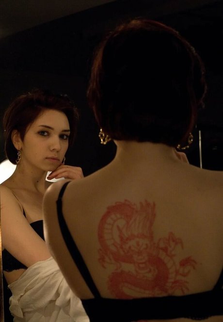 Roxy Loov sexy actress img