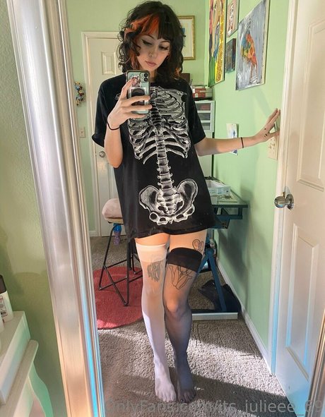 its julieee_ pornographic star img