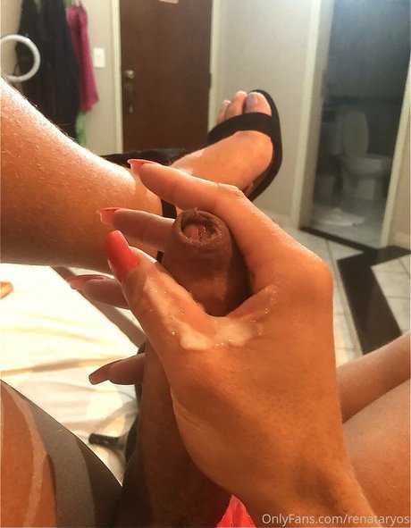 renataryos naked model pic