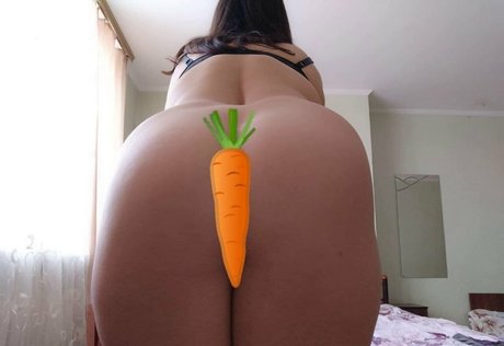 pearl black model naked photo