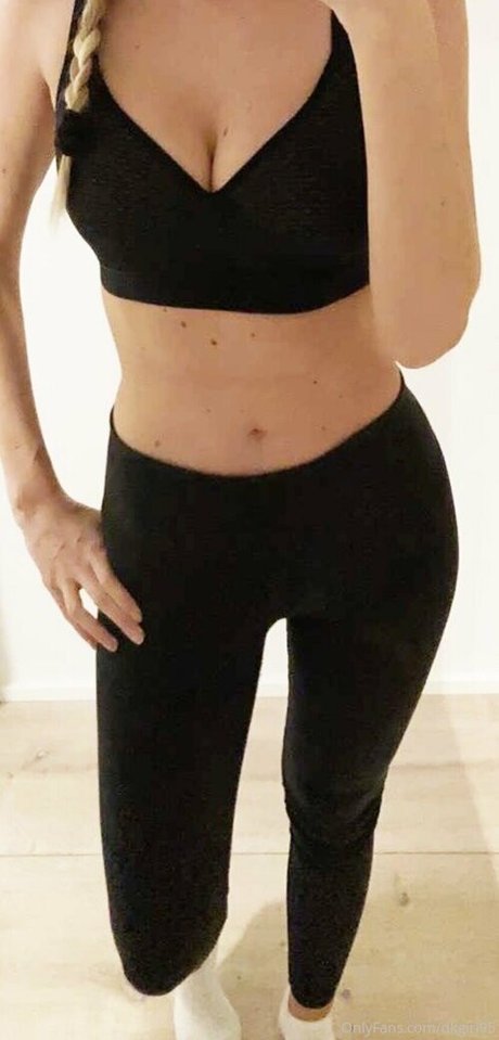 dkgirl95 naked model img