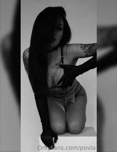 povla model naked image