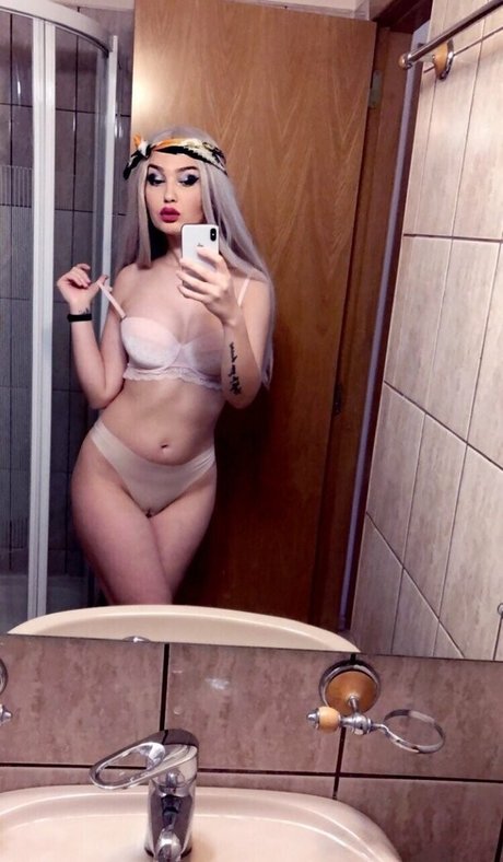 lauramarcuweb free nude actress pics