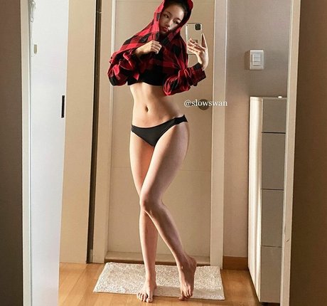 slowswan model naked photos