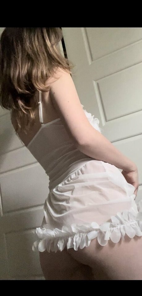 Kelsey Grzybowski model naked pic