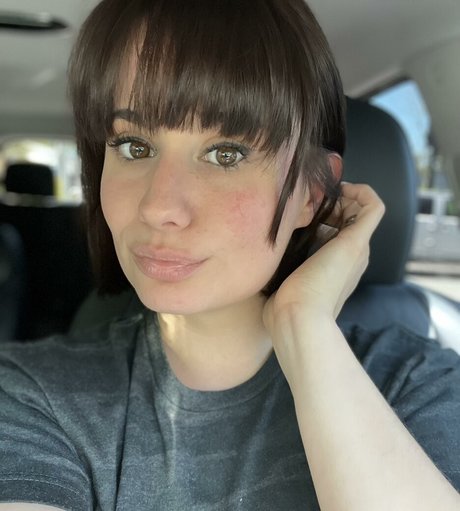 LillyBehave naked star img