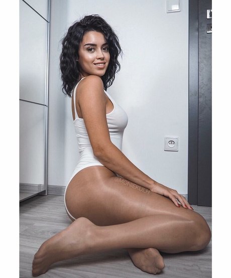 Moniekulh model exclusive photo