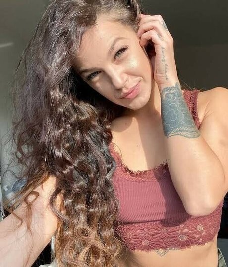 Evelin Stone model beautiful image