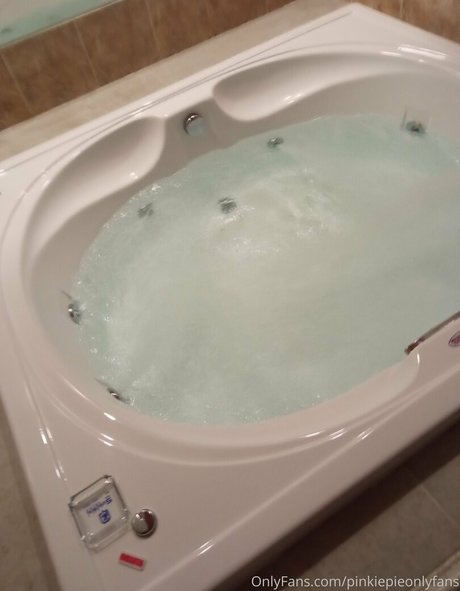 pinkiepiemid adult model image