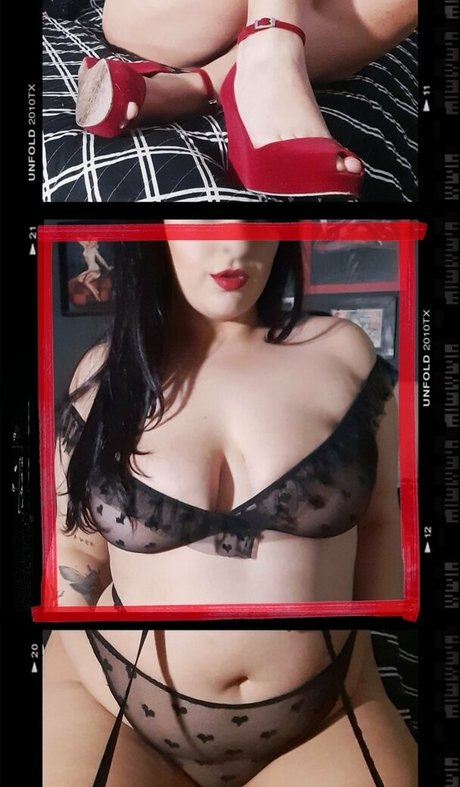 curvygeekfree star naked picture