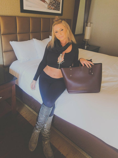 alipie1689 nudes model pics