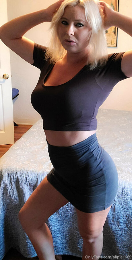 alipie1689 adult model image