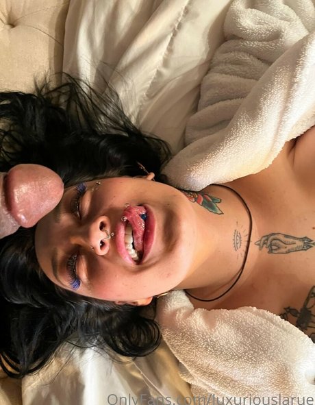 luxuriouslarue erotic model picture