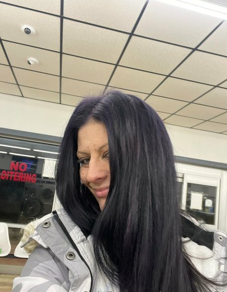 queen b864 Profile pic