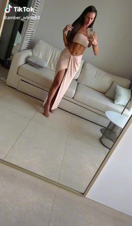 Amberwhite83 model naked img