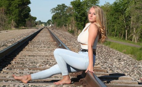 Hannah Alyssa Woods pornstar top picture