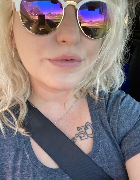 mommithiccc sexy model images