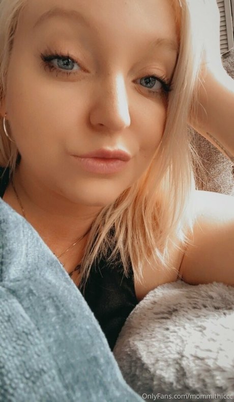 mommithiccc exclusive model pictures