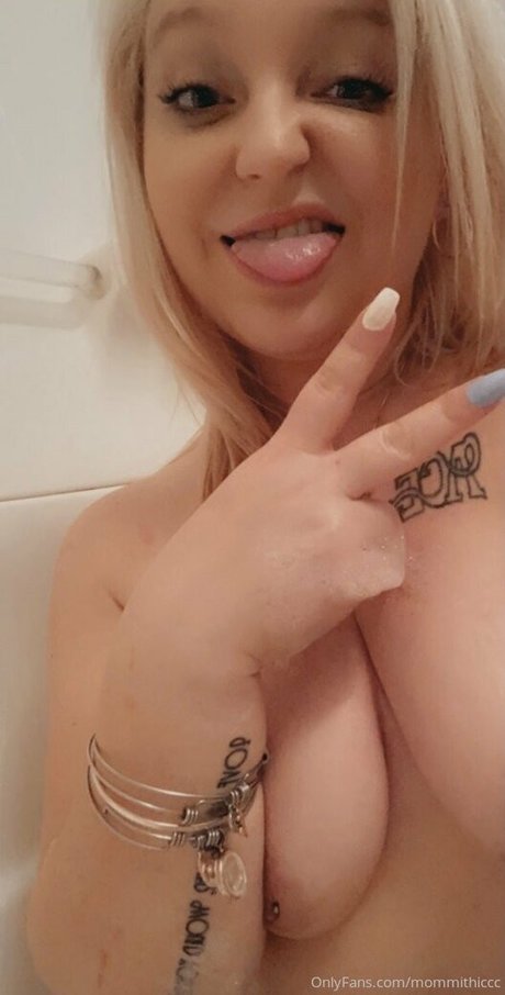 mommithiccc model nude photo