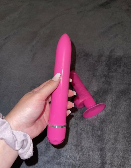 erintakesrequests model art pic