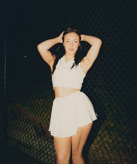 Delaney Short model hd image