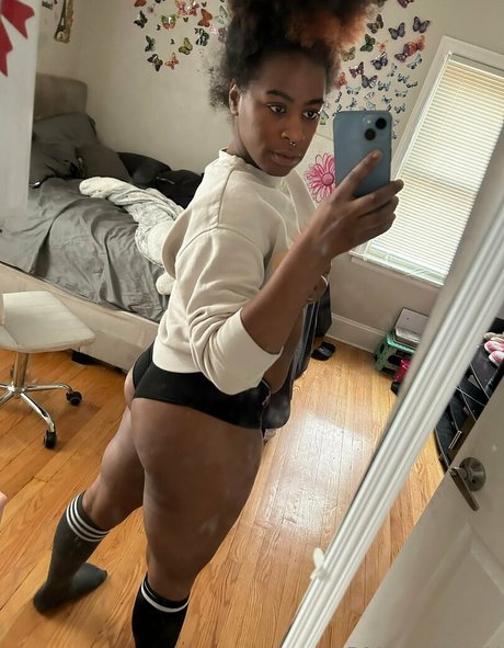 armilann naked model picture