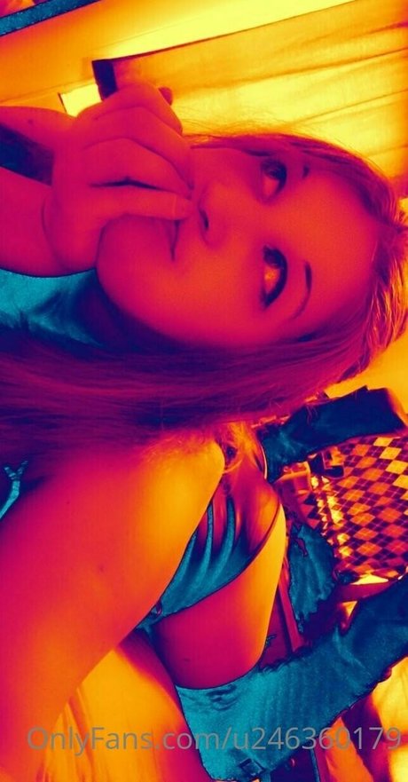 naughtylilnekofree model top pic