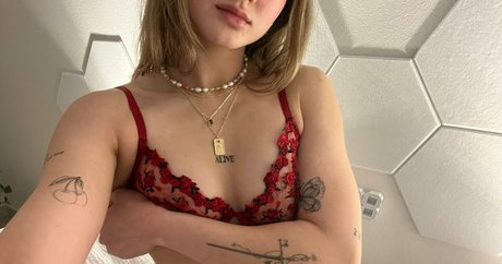 leoniemontyyy nudes actress archive