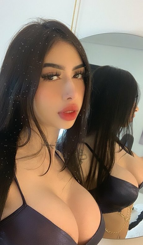 caro roldan art model pic