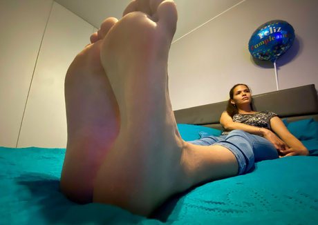 queenaleskafeet model free photo