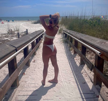 Mazryann adult model picture