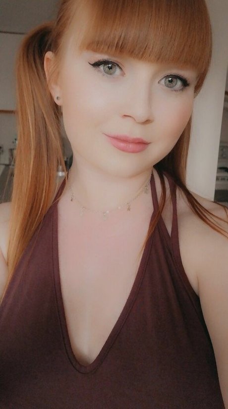 Cutieredhead beautiful model photo