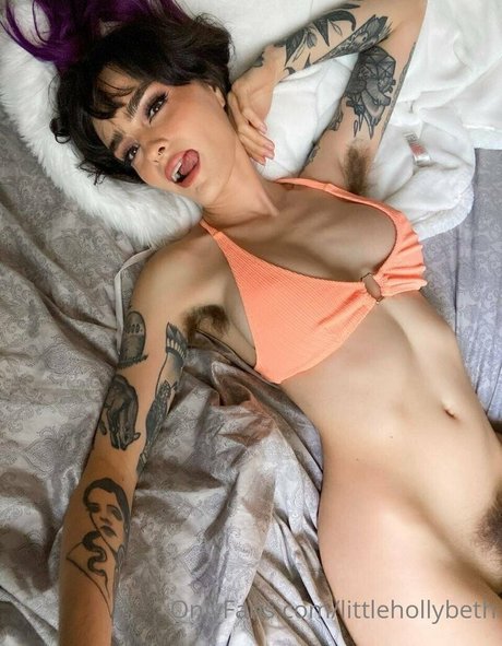 Littlehollybeth naked pornstar pics