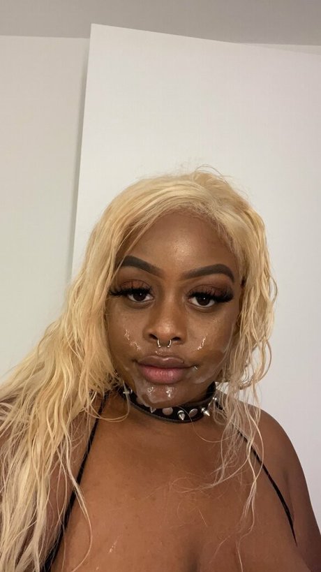 itsjuicytee beautiful model image