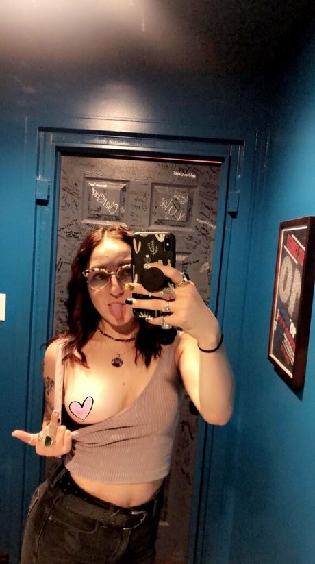 summersue22 model adult photo