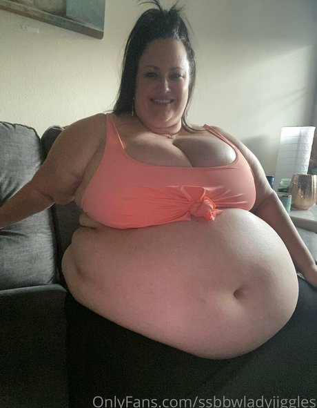 ssbbwladyjiggles hot model image