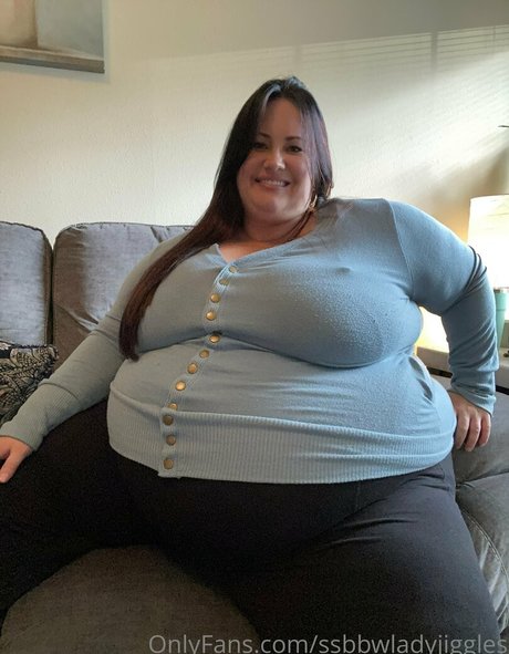 ssbbwladyjiggles model naked photo
