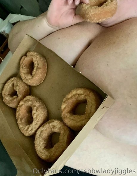 ssbbwladyjiggles model naked photo