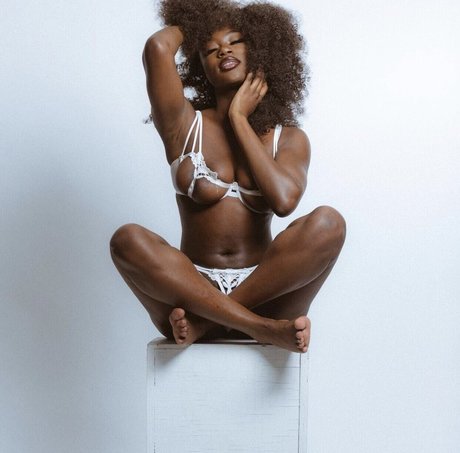 Yanjusofine erotic star img