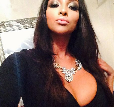 ShayLiving model perfect img