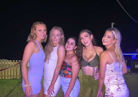 Molly Shield star pretty img