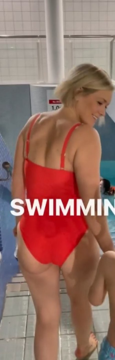 Suzanne Shaw model erotic pic