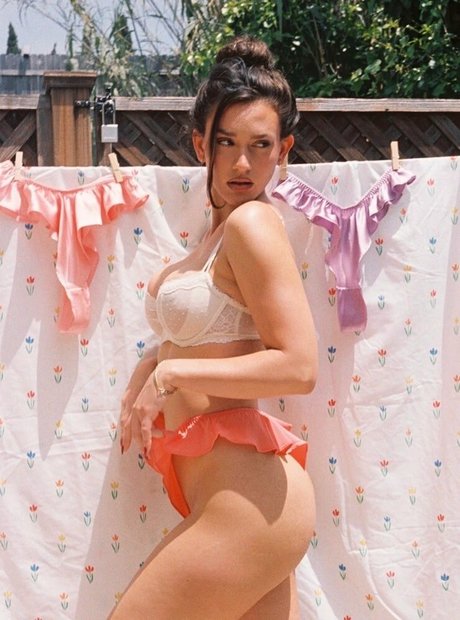 Jordyn Johnson star sexy img