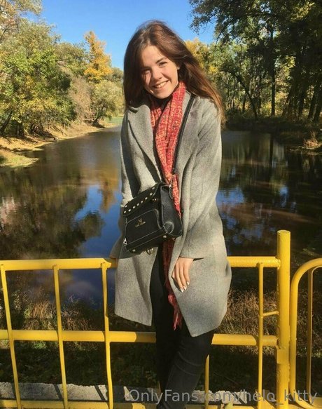 helo kitty hot actress img