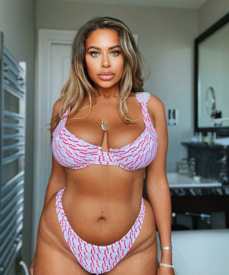 Chanelle Mauricette star top img