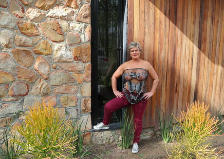 funcoupleforfree model art gallery